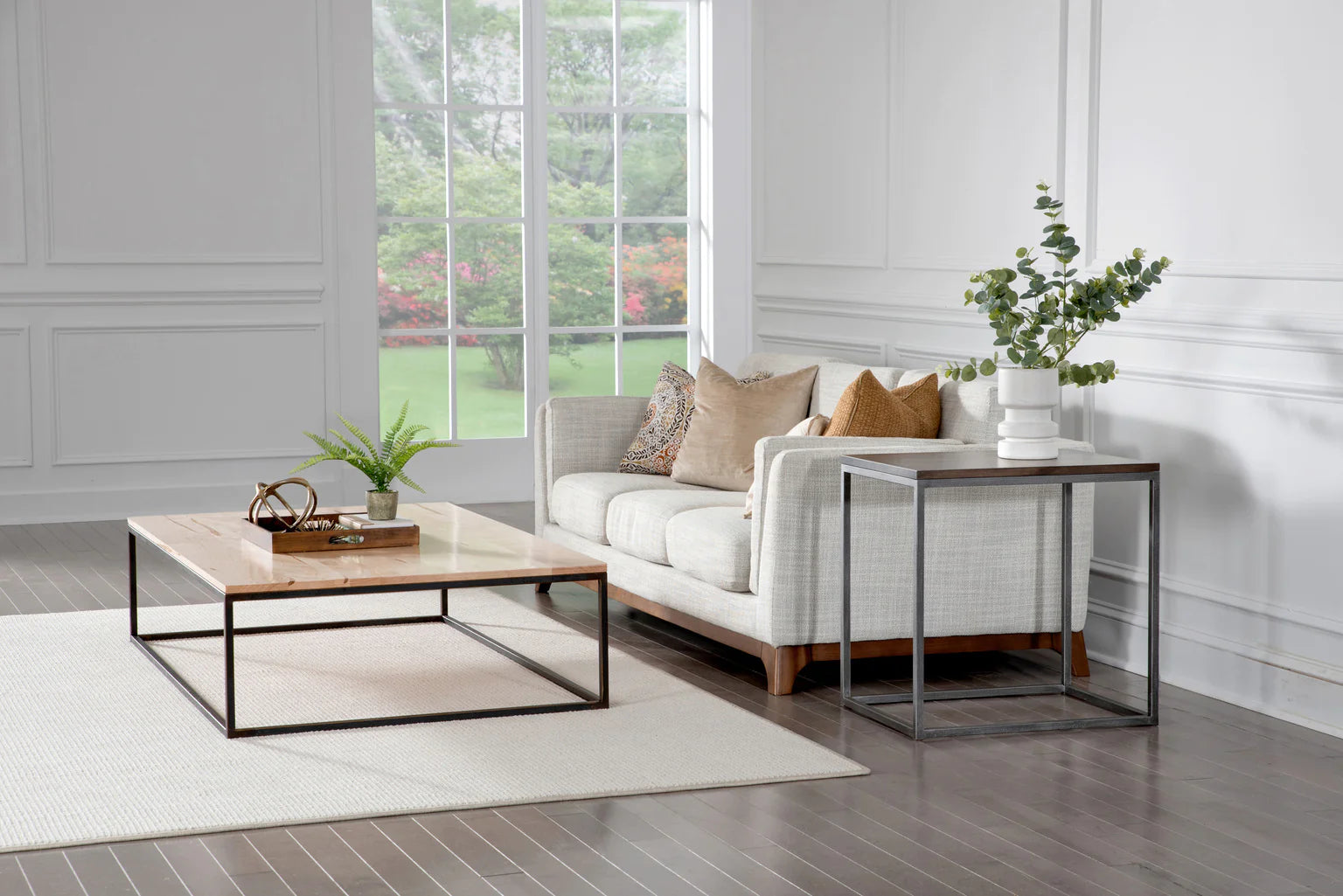 How to Accessorize Your Coffee Table by Mixing Elements