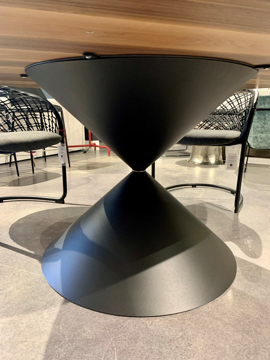 Fixed round Clessidra Dining Table with solid black steel base and wooden top. Closed up view on the steel base.