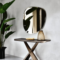 Terminal Console with natural oak top and irregular edges in solid wood, placed below a mirror and with decorative items on it.