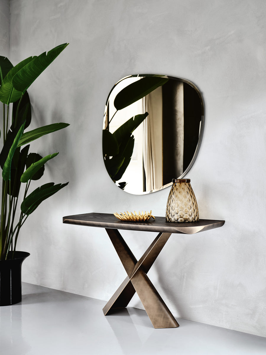 Terminal Console with natural oak top and irregular edges in solid wood, placed below a mirror and with decorative items on it.