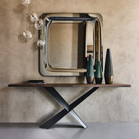 Terminal Console with natural oak top and irregular edges in solid wood, placed below a mirror and with decorative items on it.