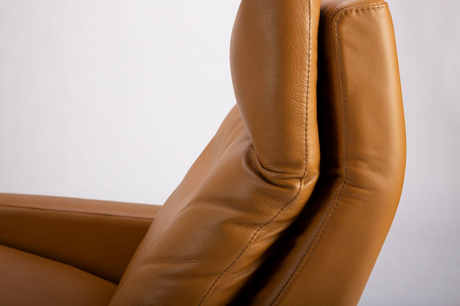 Closed up view of the top part of American Leather's Cumulus Comfort Air recliner.