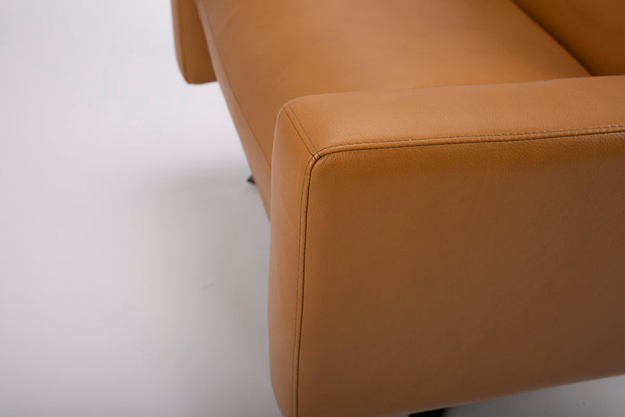 Closed up view of the front part of American Leather's Cumulus Comfort Air recliner.