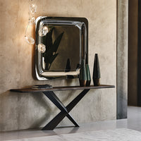 Terminal Console with natural oak top and irregular edges in solid wood, placed below a mirror and with decorative items on it.