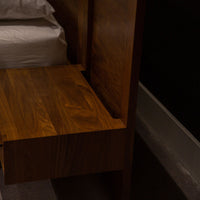 Nightstand in wooden colors with a floating look.